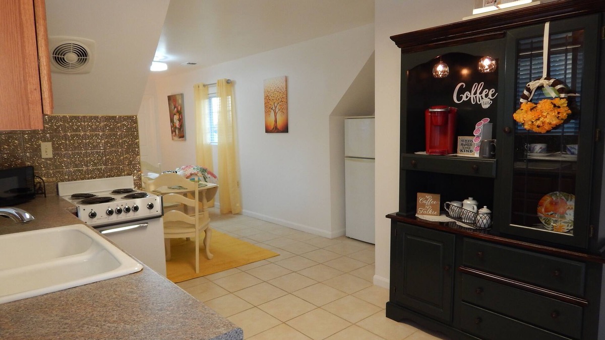 Lebanon Cottage | Charming cottage in a private guest house in Lebanon and minutes to Nashville TN