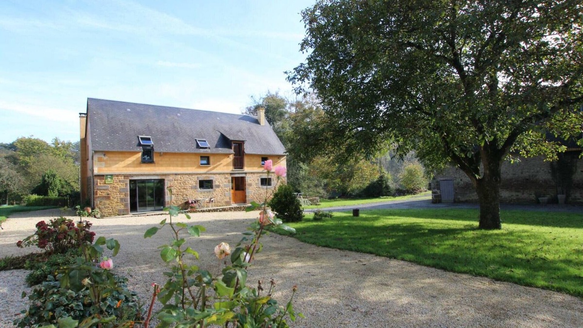 Le Parc Cottage | Charming cottage in Braffais with private garden and pets allowed