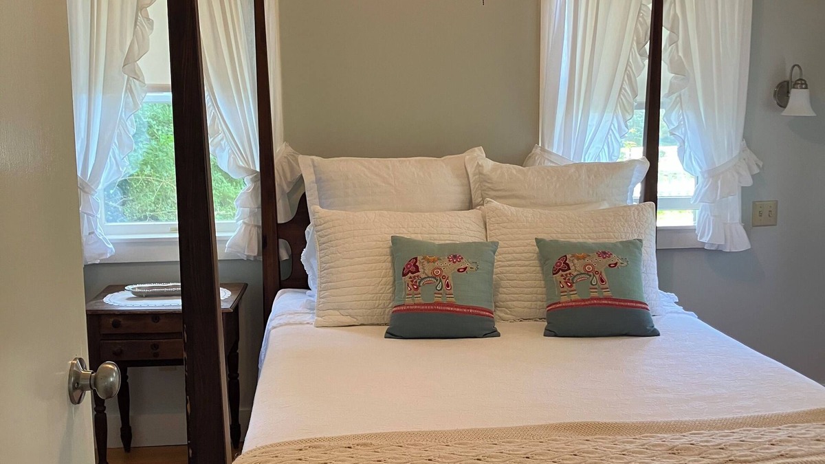 Chilmark Cottage | Charming cottage in bucolic Chilmark. Minutes to Menemsha harbor.