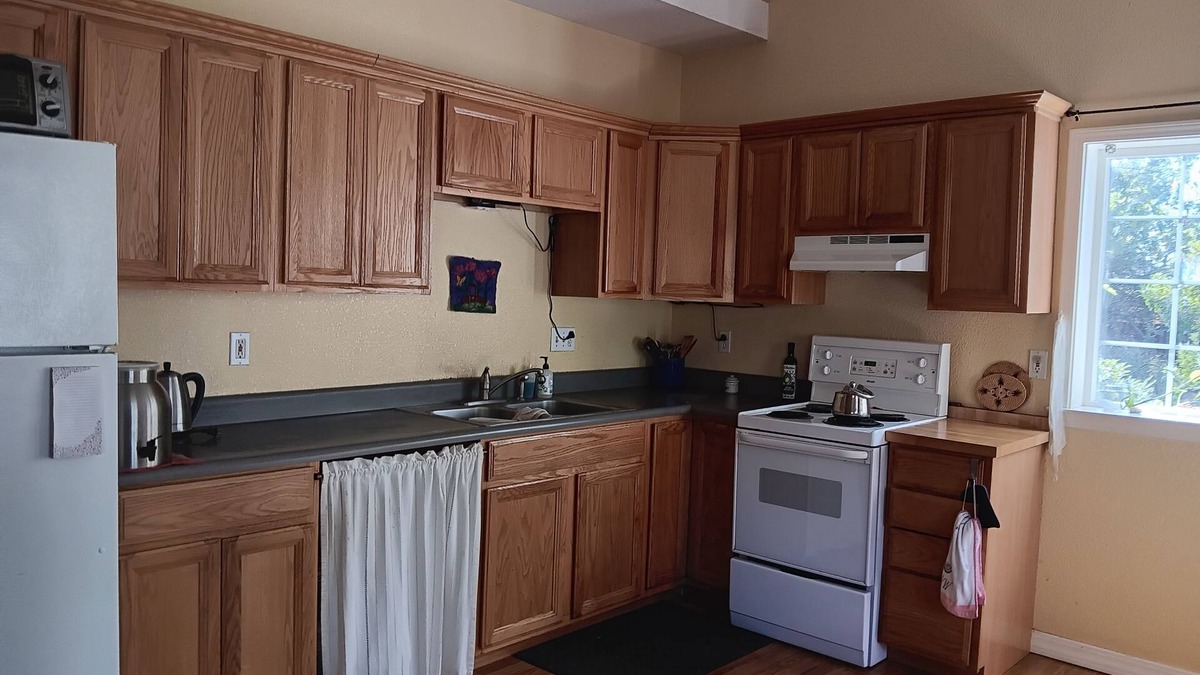 Carmichael Cottage | Charming cottage in delightful Fair Oaks with WiFi and AC and heat.nn