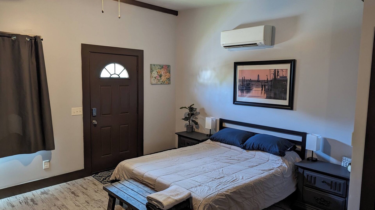 Midtown Cottage | Charming cottage in enchanting Savannah with WiFi, AC