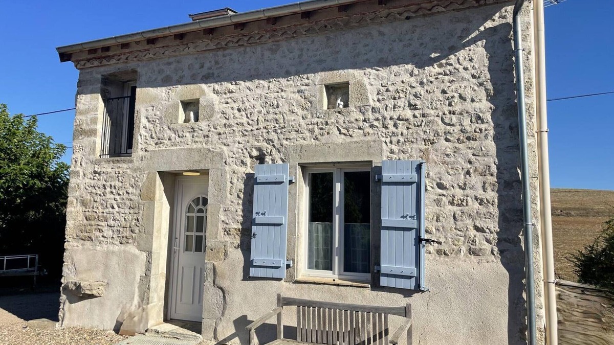 Bellenaves Cottage | Charming cottage in Bellenaves, pets allowed, parking, nature