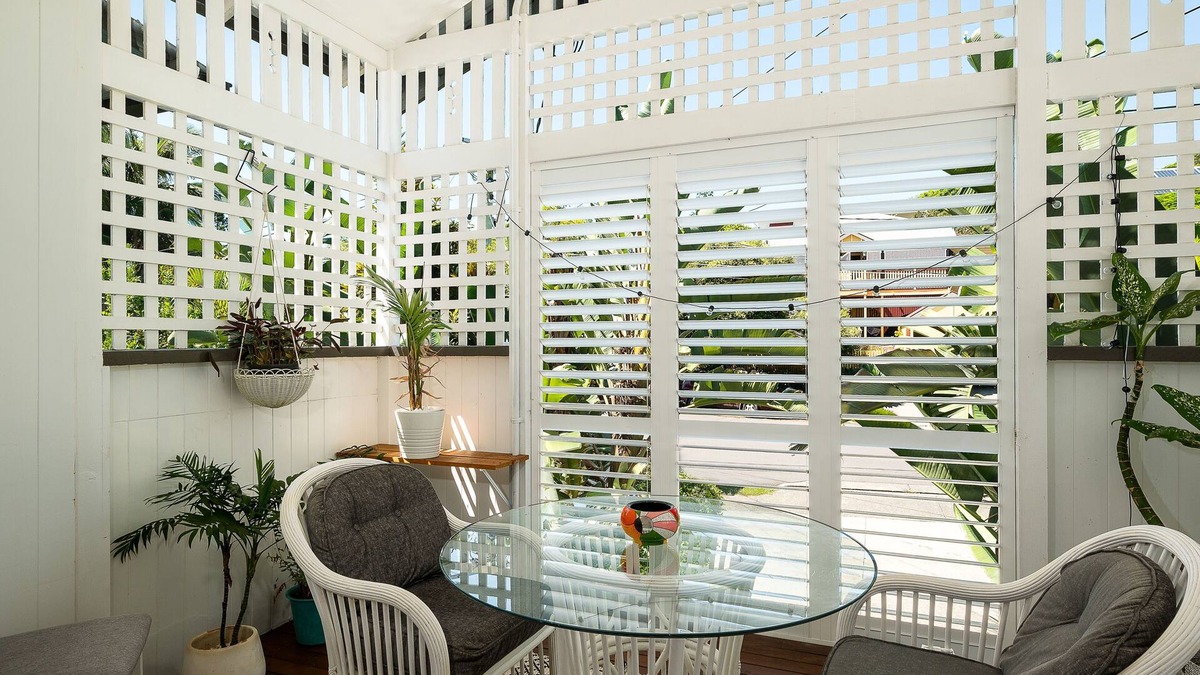 Milton House | Charming Cottage Milton Quiet St Walk Suncorp Tropical Outlook free car park.