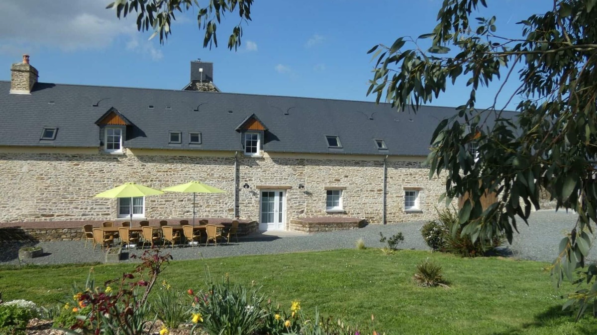 La Feuillie Cottage | Charming Cottage Near Beaches - 5 BR, Accessibility, Fireplace, Games Room, BBQ, Private Garden