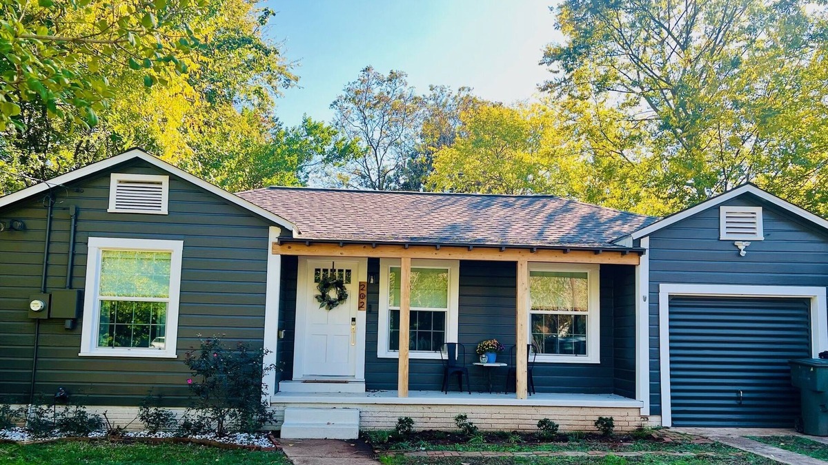 Nacogdoches House | Charming Cottage near SFA, azalea gardens, & walking trails.