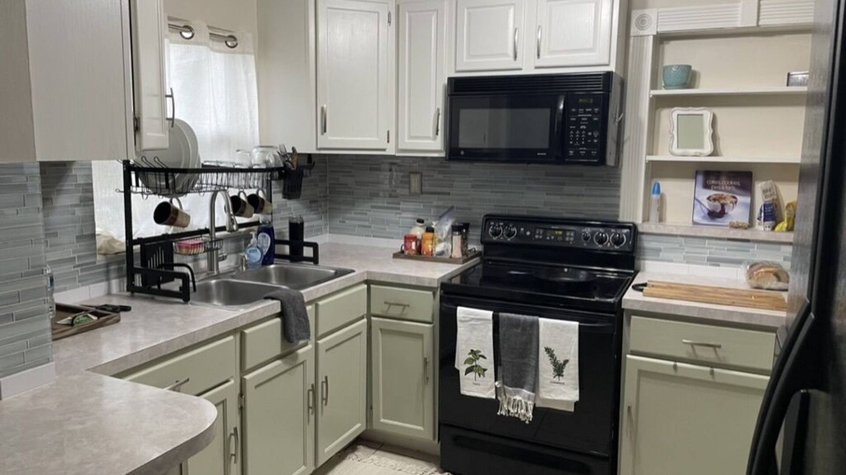 Historic Downtown Kissimmee House | Charming cottage near the lakefront in Kissimmee. walking to downtown amenities.