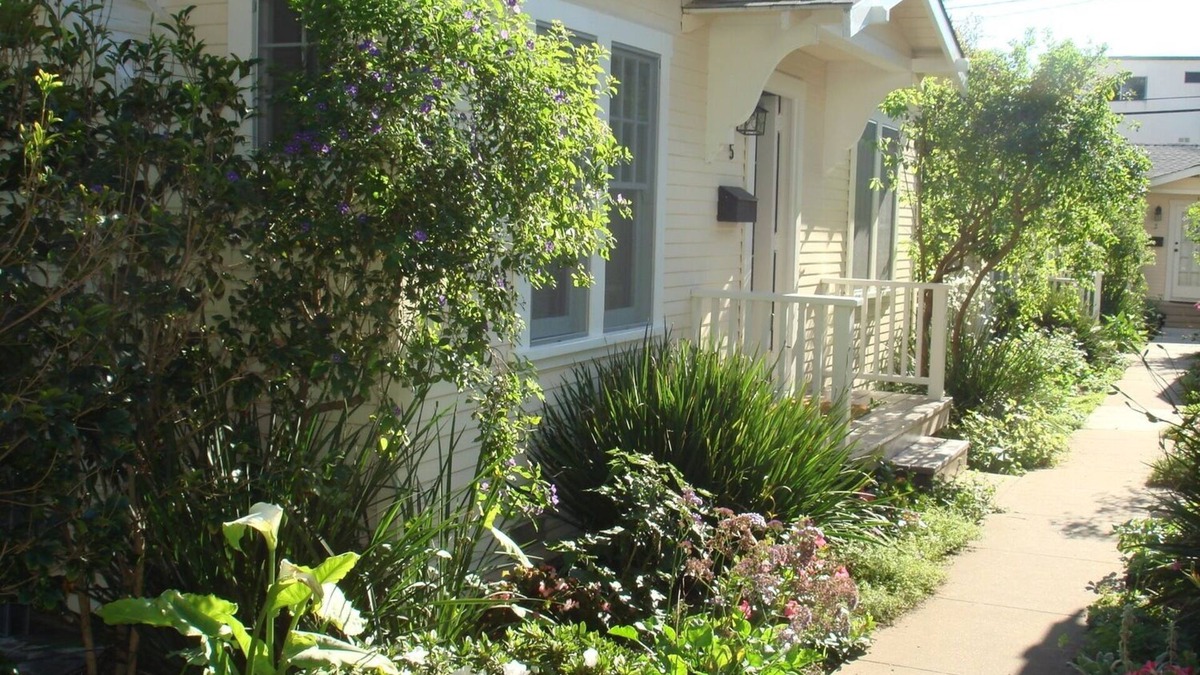 Wilshire Montana Cottage | Charming cottage off Montana Best location