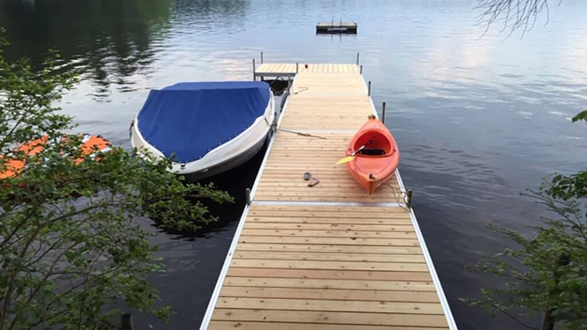 Raymond House | Charming Cottage on Quiet and Scenic Raymond Pond