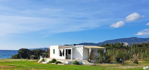 South Rhodes House | Charming Cottage on the sea turtle beach