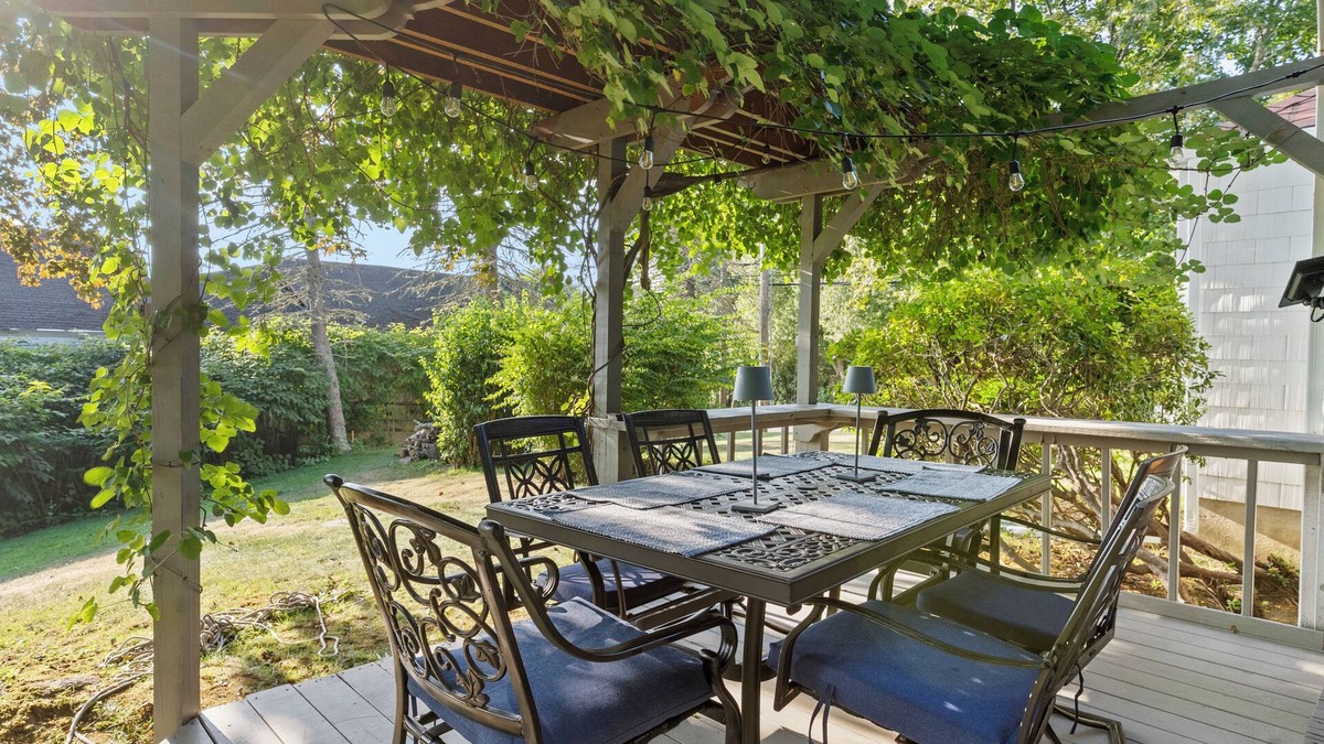 Charlestown Cottage | Charming Cottage on Freshwater Pond in Charlestown