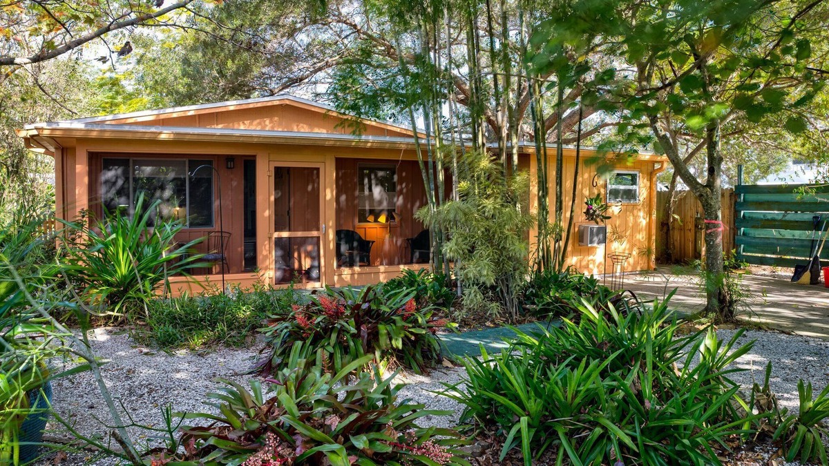 Park East House | Charming Cottage short distance to Downtown Sarasota