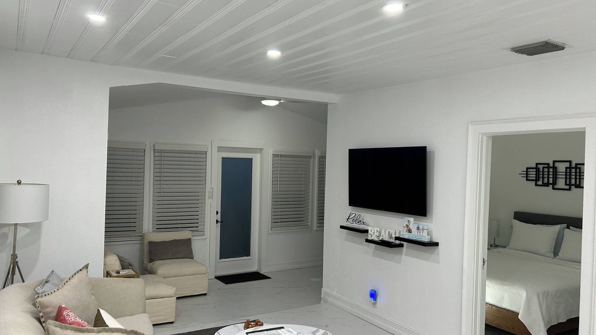 Boynton Beach Cottage | Charming cottage with AC in Boynton Beach - 2 bedrooms