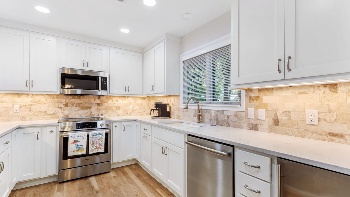 West Beach Cottage | Charming cottage yards to beach and recent reno