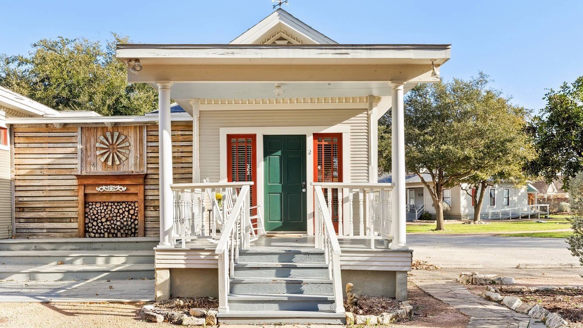 New Braunfels House | Charming Cottage Escape – King Suite w/Jacuzzi & Secluded Patio | Historic Charm w/Modern Comforts