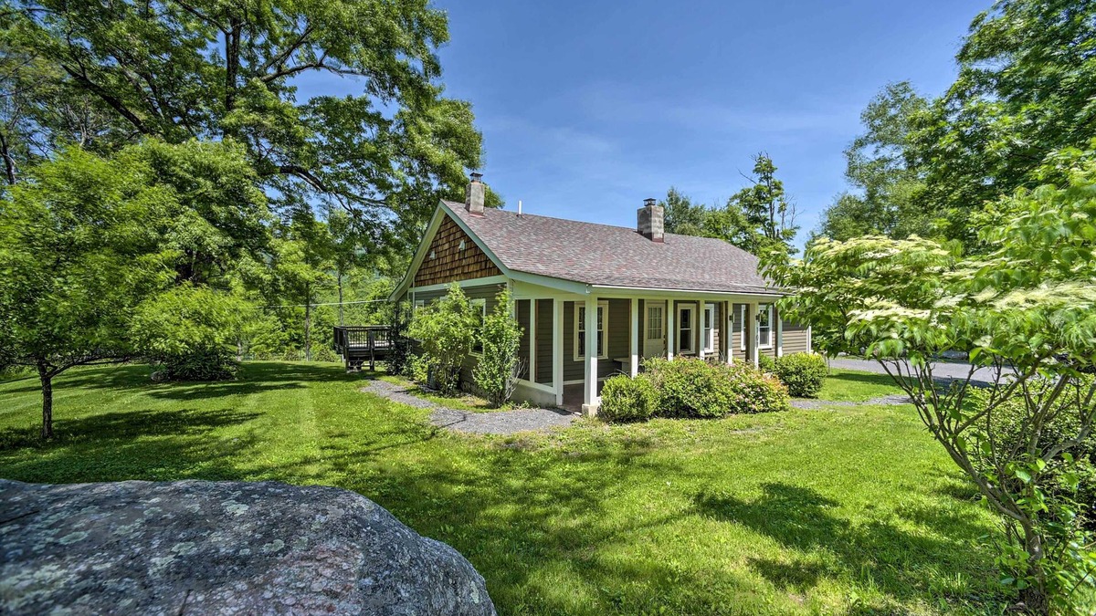 Wallkill House | Charming Cottage w/Deck: Mtn + Lake Views!