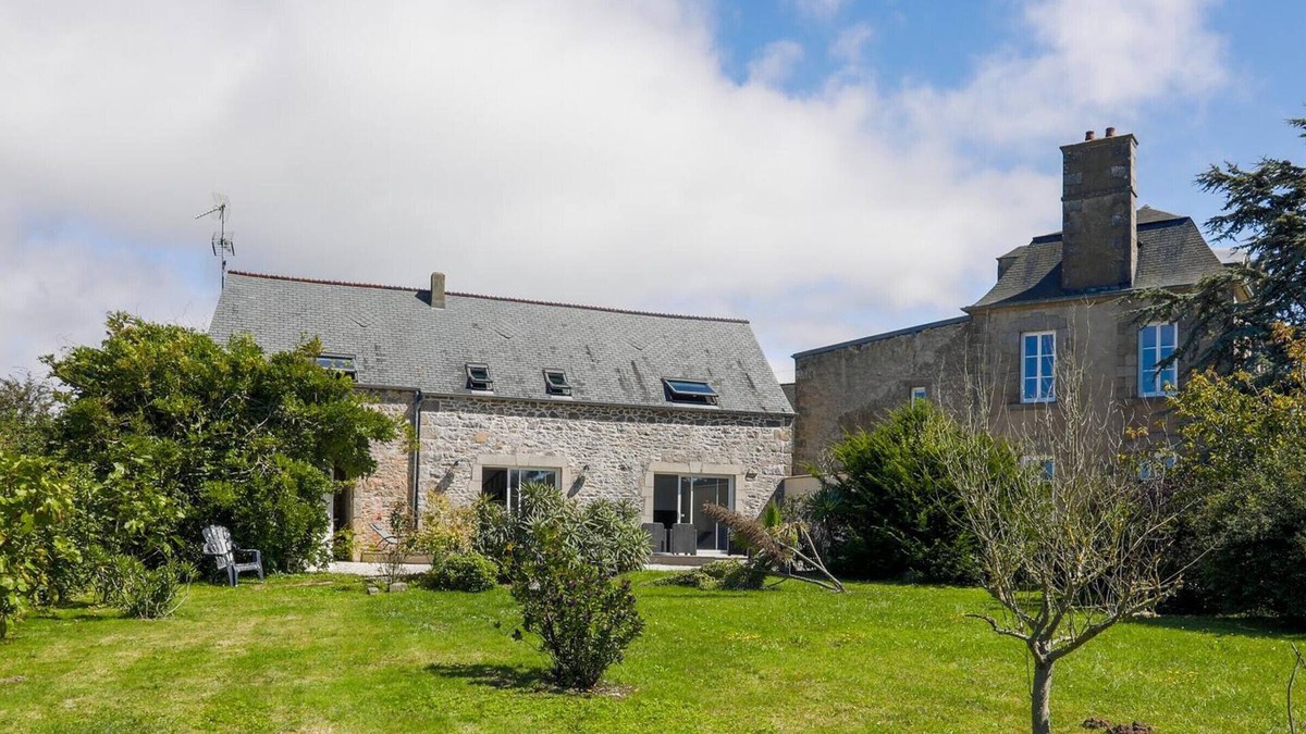 Flamanville Cottage | Charming cottage with private garden, WiFi, parking, pets allowed in Flamanville