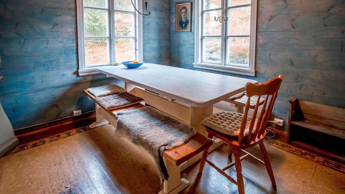 Kvinesdal House | Charming cottage with lake view.