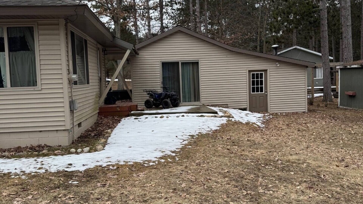 Higgins Lake Cottage | Charming Cottage with AC 2 minute walk from Higgins Lake!