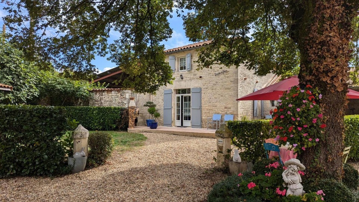 Jauldes Cottage | Charming Cottage with Wi-Fi, Baby Gear, and Terrace near Owners' Home