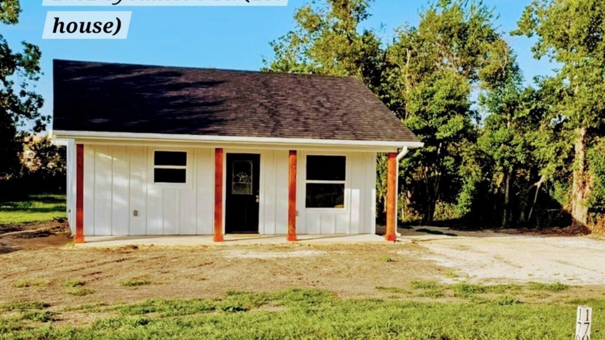 Leon Junction House | Charming Country Cottage on 1 acre in the City. 2-bdrm 1 ba