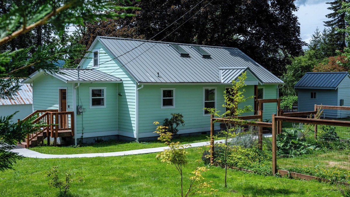 Fall City House | Charming Country House in Fall City, Hikers and Bikers Paradise. Pet friendly!