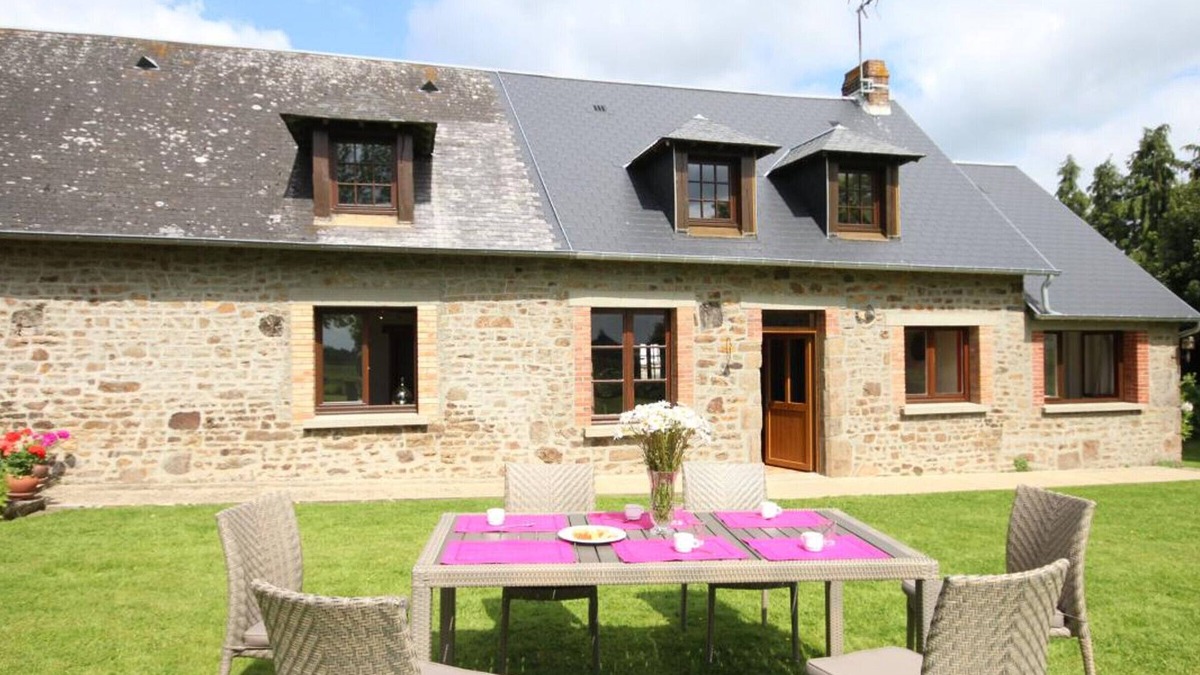 Passais-Villages Cottage | Charming Country House with Garden and Pool Table