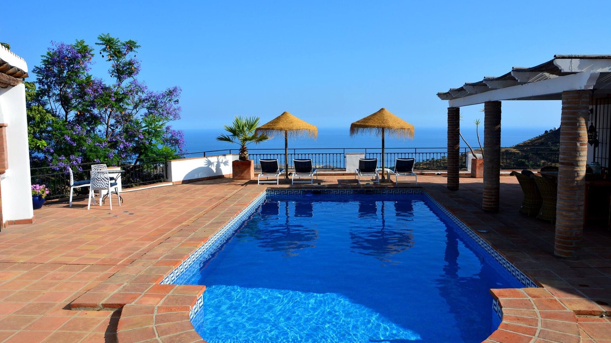 Sayalonga House | Charming country villa with breathtaking sea views