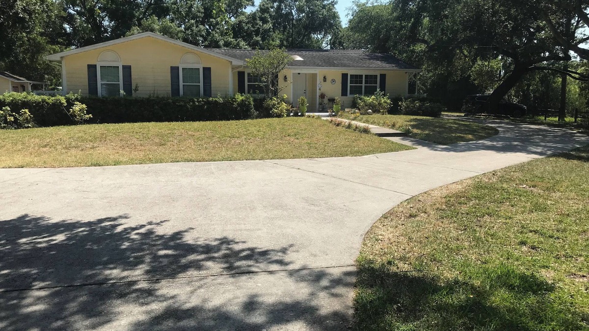 Tampa House | Charming Countryside Lakehouse 3-bedroom house in Tampa with WiFi, AC