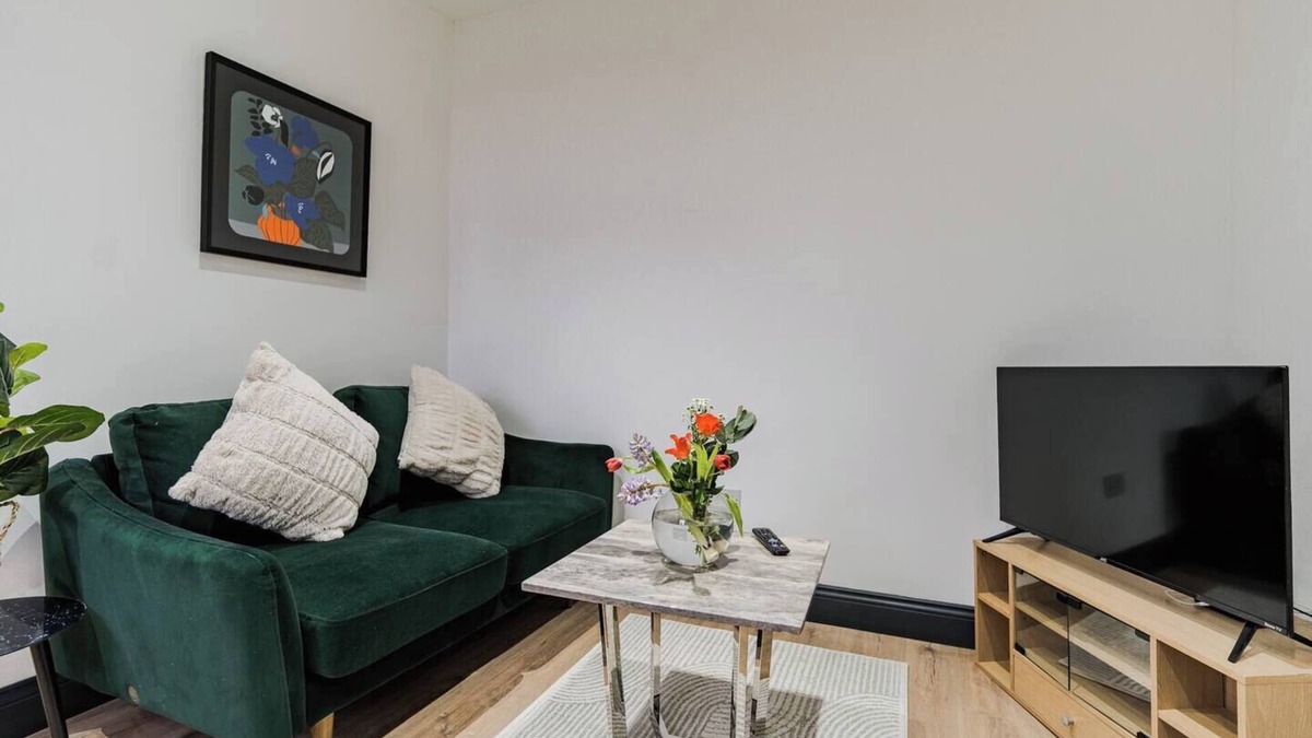 Harehills Apartment | Charming & Cozy 2 BR flat. Steps from Everyth…