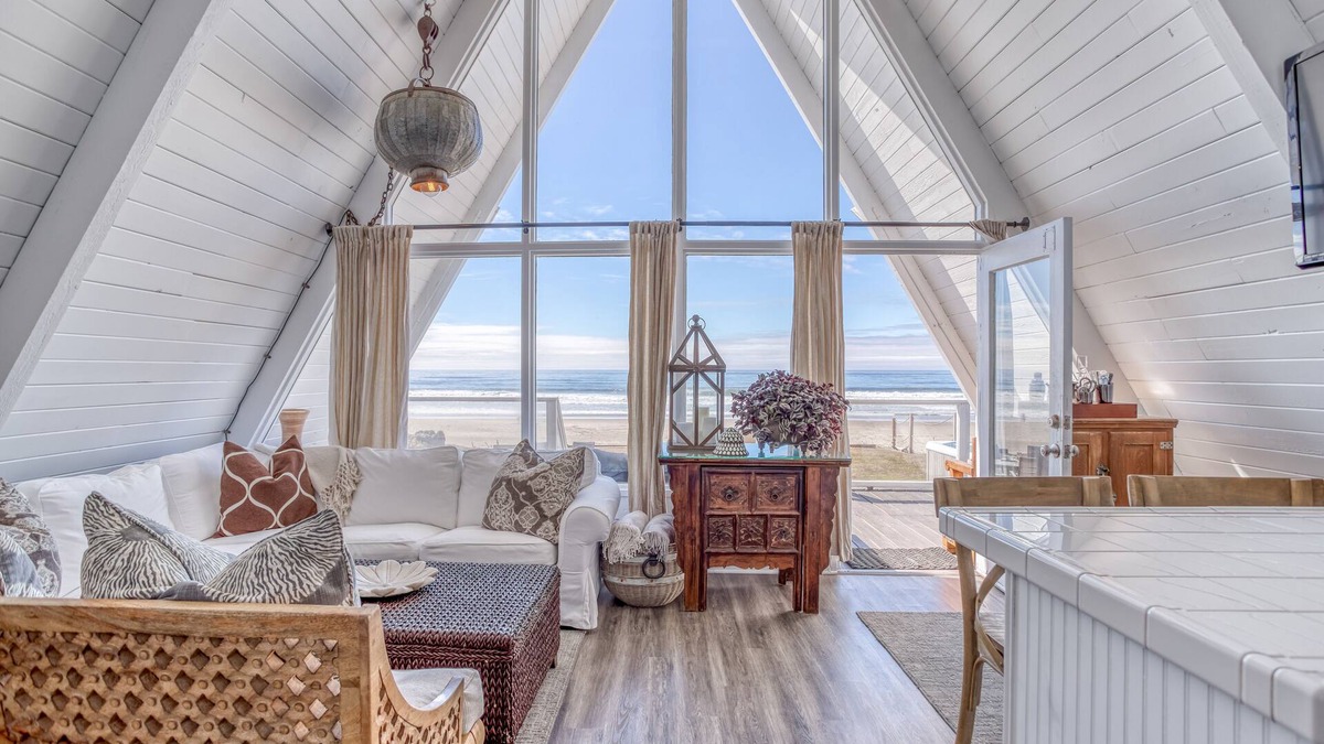 Roads End House | Charming, Cozy Ocean Front Home in Roads End. Great Views and Beach Access