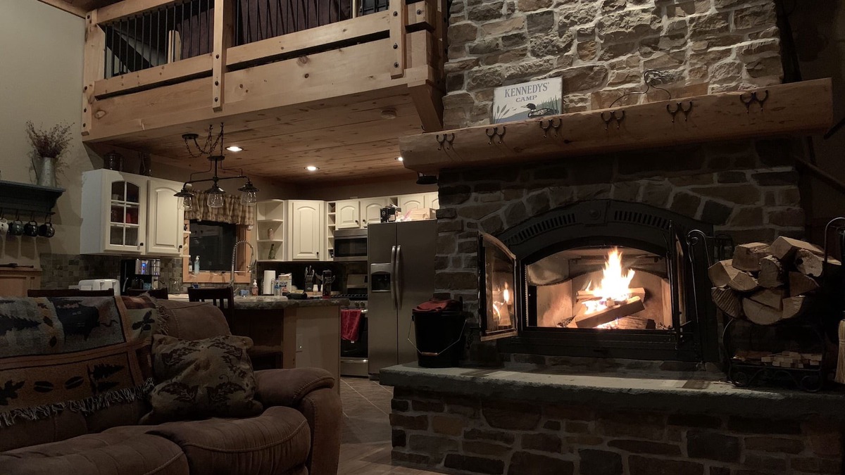Old Forge House | Charming, cozy, rustic Chalet. Hollywood Hills, OLD FORGE, NY