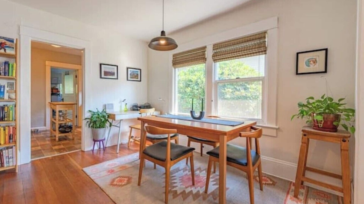 Leschi House | Charming Craftsman with Backyard - Dog Friendly!