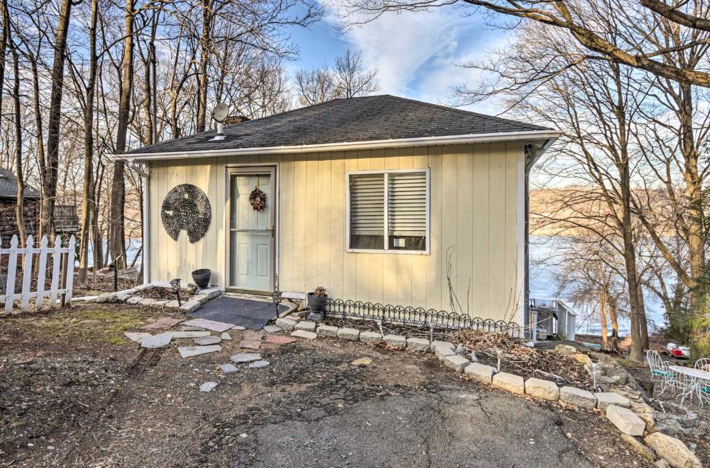 Danbury House | Charming Danbury Cottage with Lake Kenosia Access!