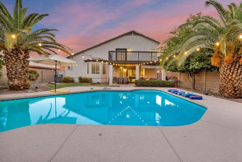 Dave Brown Autumn Hills House | Charming Desert Stay - Fire Pit - Pool - Fast WiFi