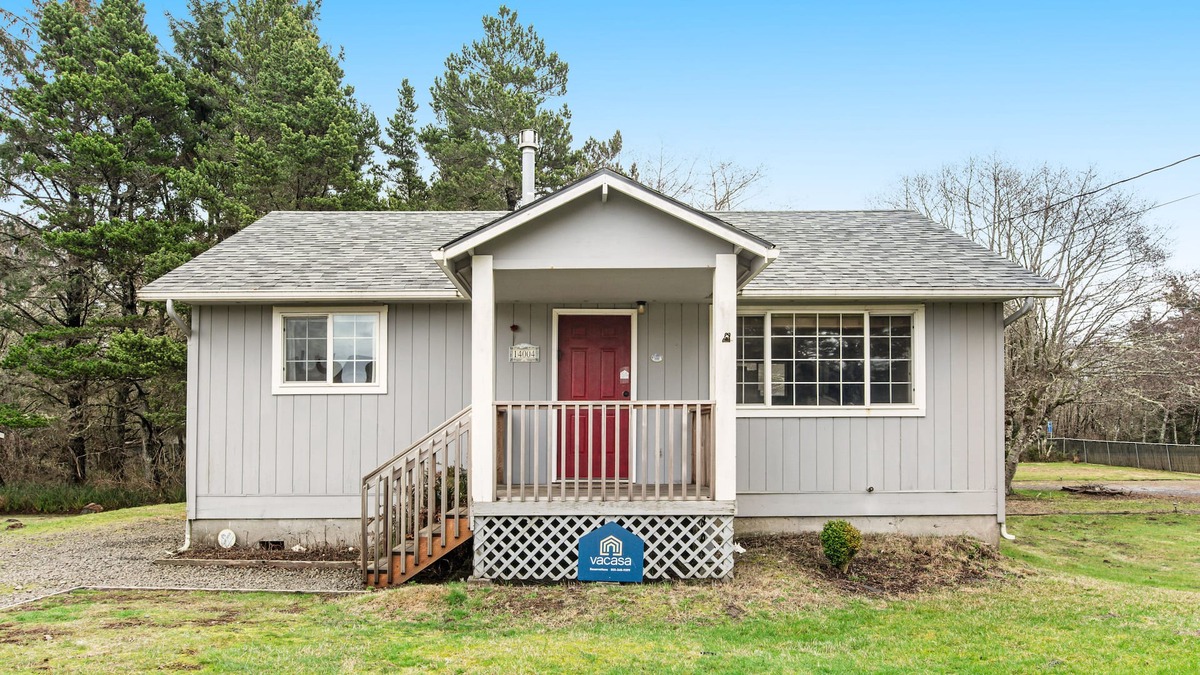 Long Beach Cabin | Charming, dog-friendly beach cabin w/ a full kitchen & great location!