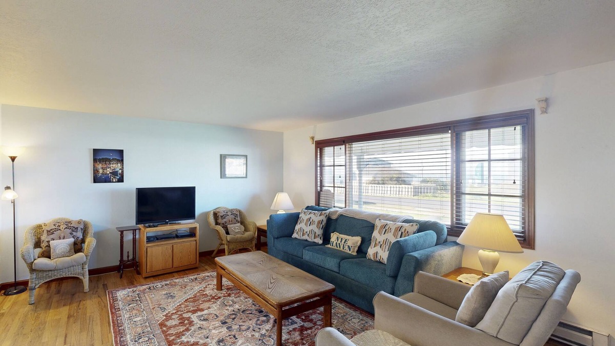 Newport Condo | Charming Dog-Friendly Condo with Ocean View - Close to Beach & Nye Shops