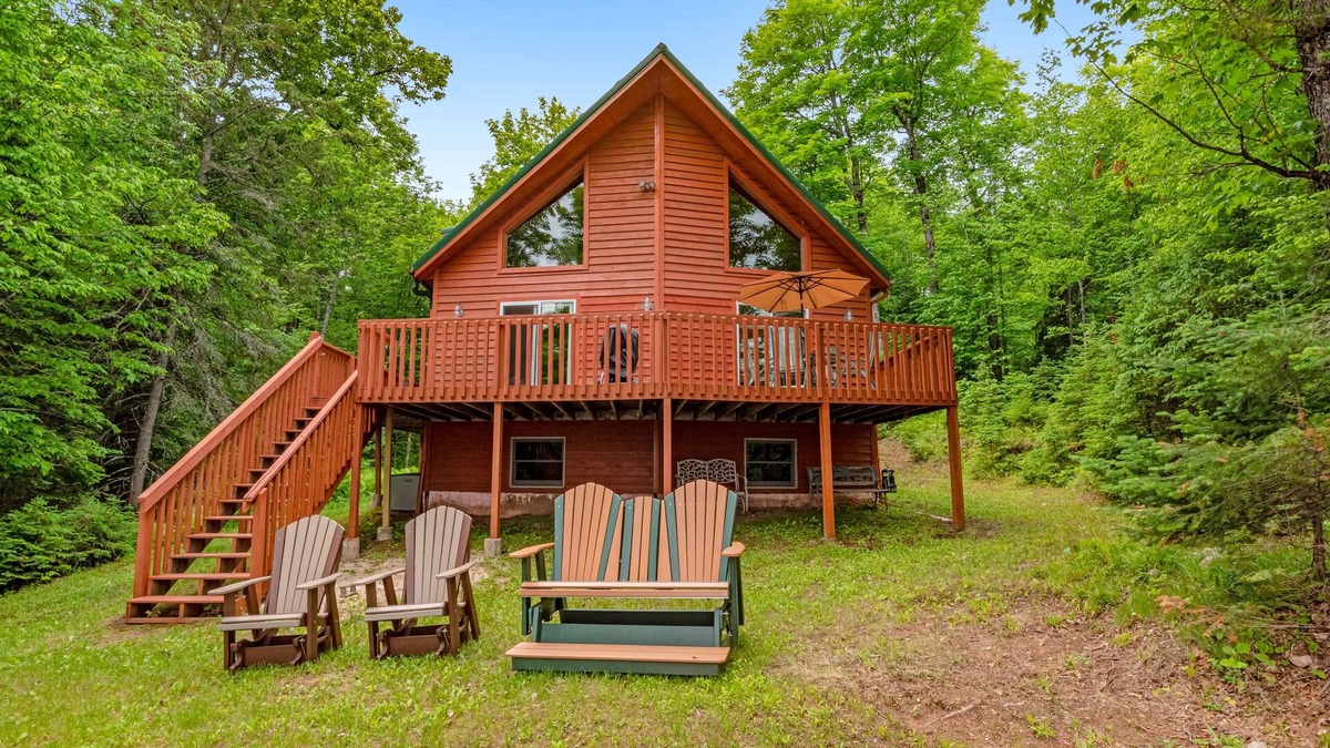 Mercer House | Charming dog-friendly cabin with full kitchen, kayak, firepit & lake view