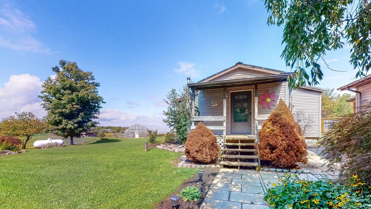 Dundee House | Charming dog-friendly home with firepit, kayaks, full kitchen, & washer/dryer