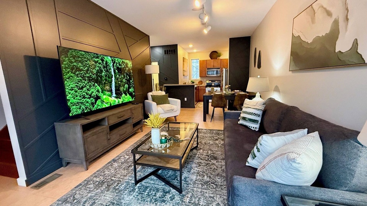 Downtown Dayton House | Charming Downtown Dayton Townhome with private garage