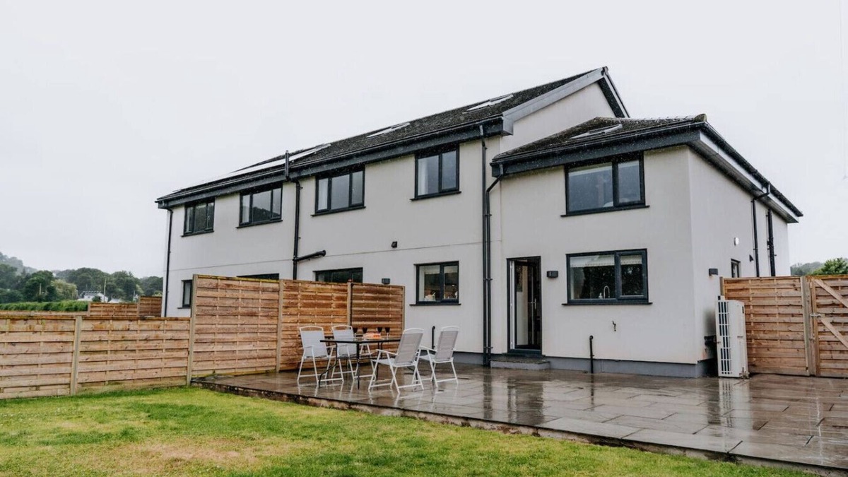 Llanarthney House | Charming Dual - Cottage – A Private Modern Retreat