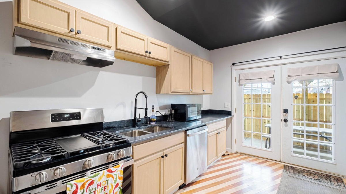 South Louisville House | Charming Dual-Unit Retreat Near Churchill Downs – Separate Kitchens & Patios!