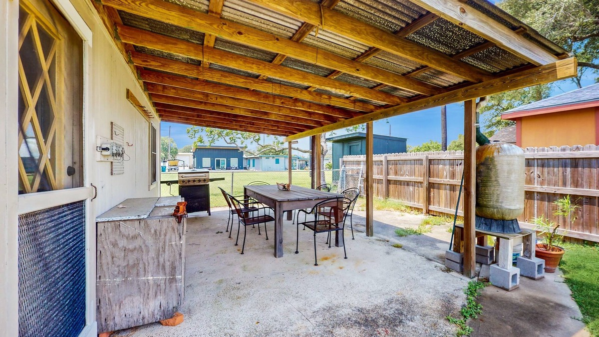 Fulton House | Charming duplex with fast WiFi 2 blocks from beach - snowbirds welcome