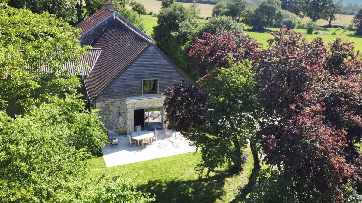 Colombiers Cottage | Charming duplex with terrace, pets allowed, WiFi included