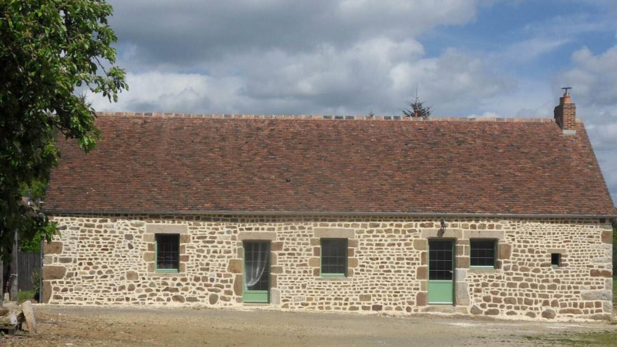 La Baroche-sous-Luce Cottage | Charming eco-friendly family home with enclosed garden