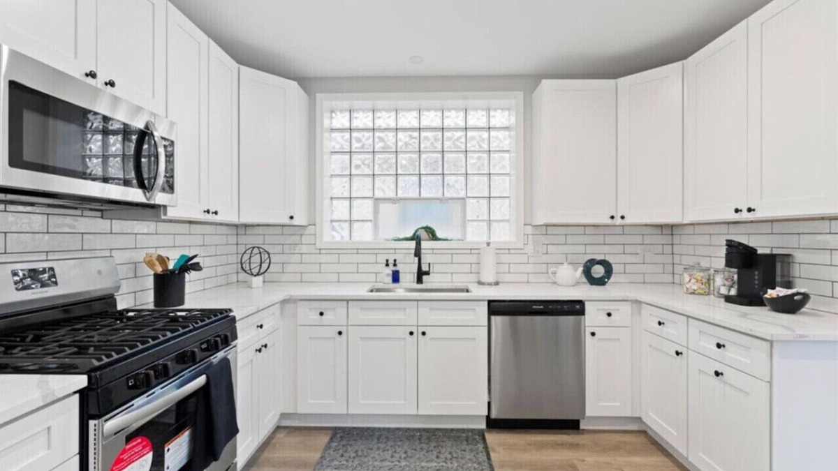 Ellsworth House | Charming Elmwood Park Retreat