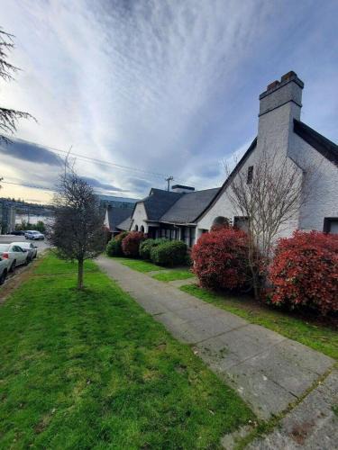 Eastlake Apartment | Charming English Tudor Lake union Seattle UW downtown
