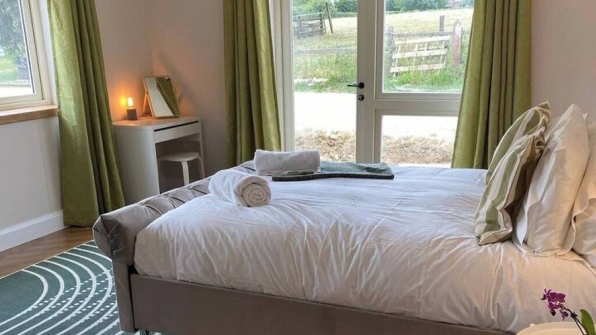 Earls Barton Hotel | Charming ensuite room own entrance and guestlounge