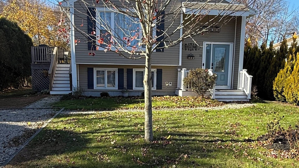 Bonnet Shores House | Charming family-friendly 3-bedroom house in beautiful Bonnet Shores neighborhood