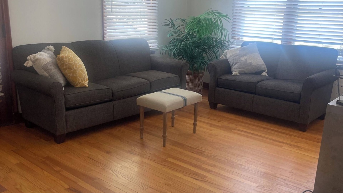 South Beloit House | Charming Family house sleeps 8, close to Roscoe, Rockford, Beloit, Janesville