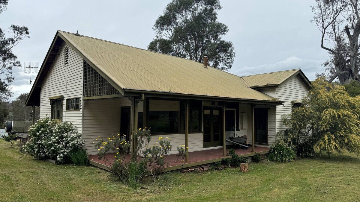 Bonnie Doon House | Charming Farm-Style Retreat in Bonnie Doon – Family & Pet Friendly!